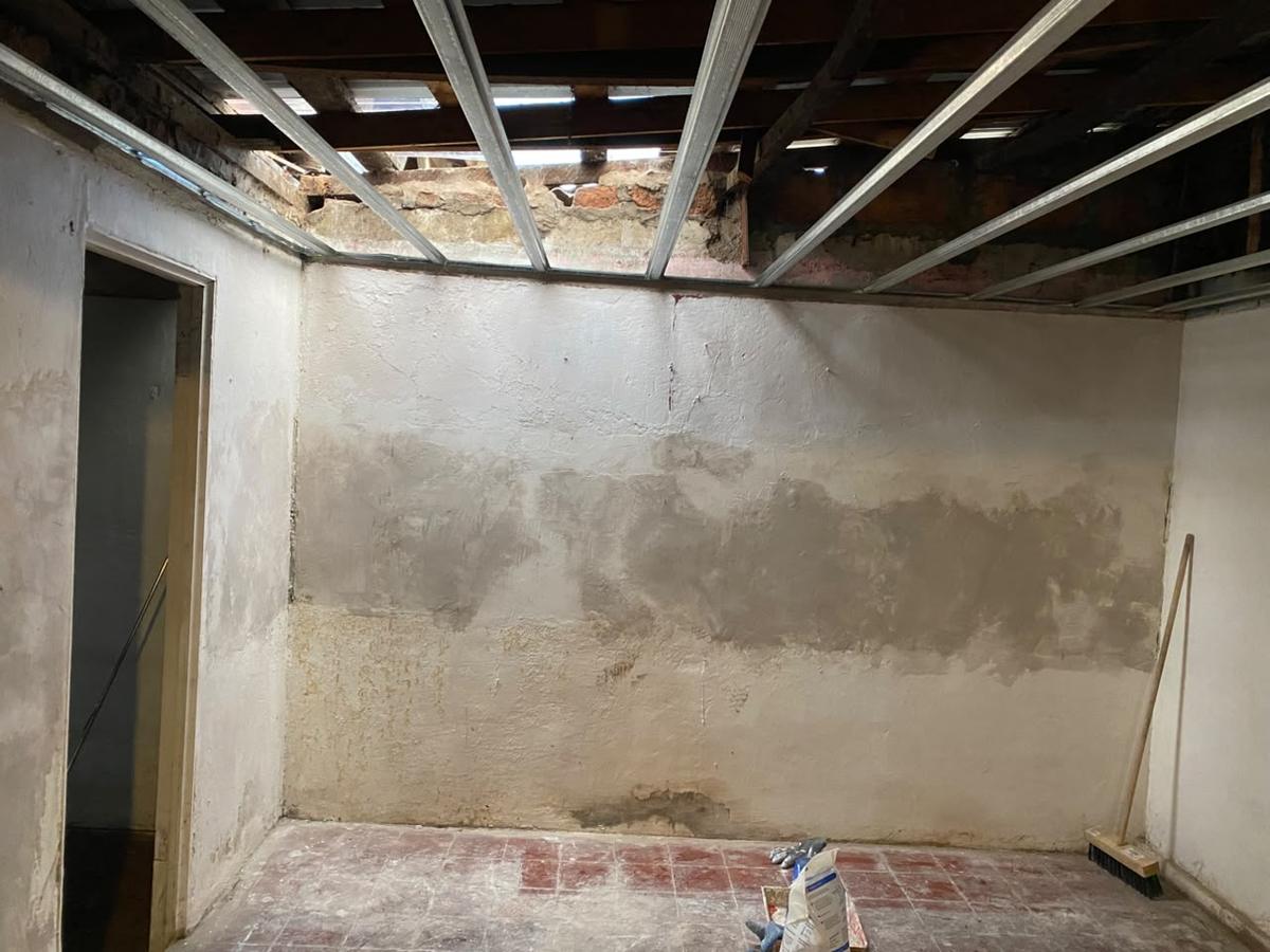 En obra: muro con humedad en reparación