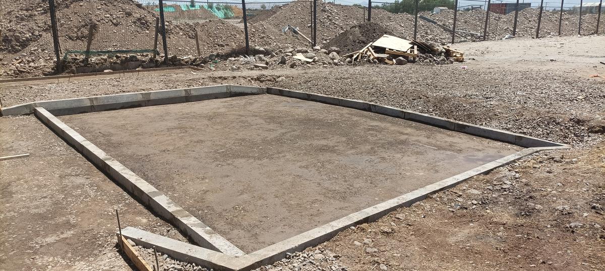 Sobrecimiento perimetral y base compactada para radier