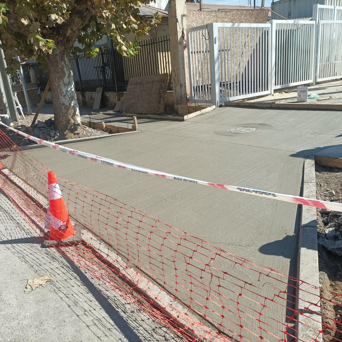 Vereda de hormigón con terminación peinada